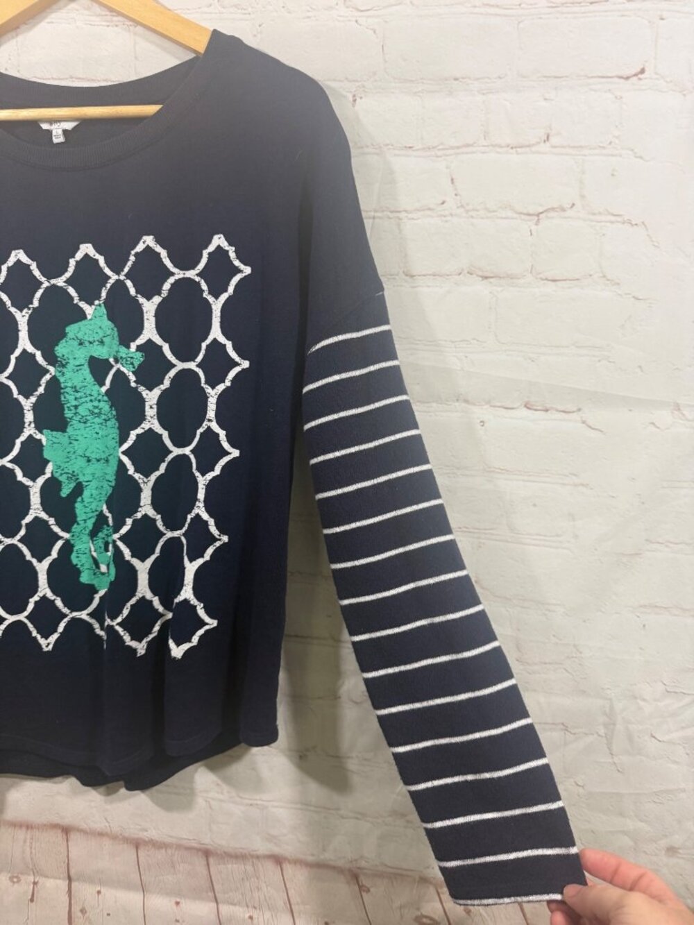 Crown & Ivy Navy Blue Kelly Green Seahorse Sweater Womens Size Large Nautical - Picture 5 of 7